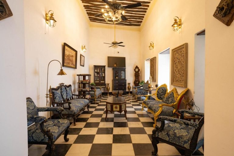 Dhow Palace Hotel